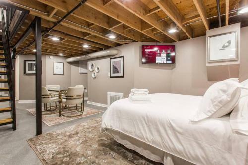 4 Bedroom, 2 Full, 2 Half Bath South Side Greystone Townhome