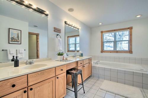 Large And Luxe Eagle Ridge Villa With Hot Tub!