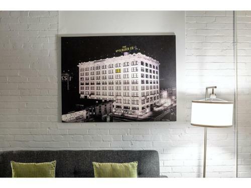 Modern Apartment Close To Everything Cozysuites