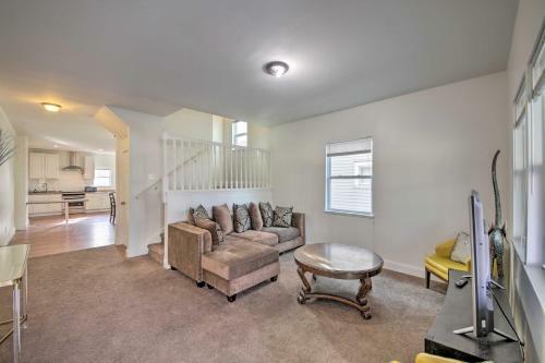Charming Indy Townhome - 4 Mi To Mile Square!