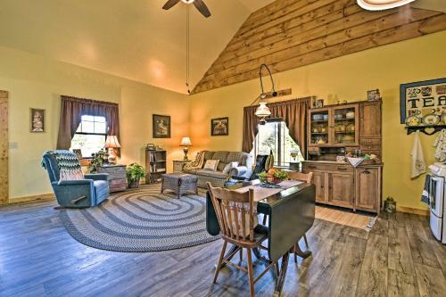 Honey House Cabin - A Quiet Countryside Retreat!