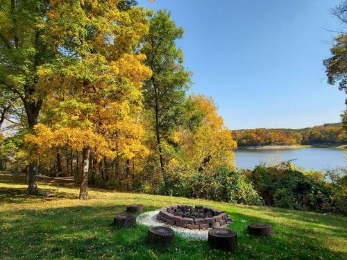 Luxury Waterfront Villa Wth River Access & Hot-tub