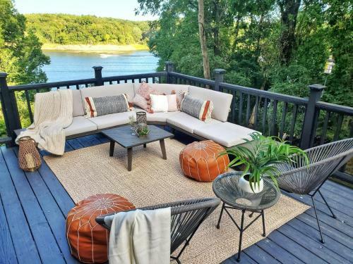 Luxury Waterfront Villa Wth River Access & Hot-tub