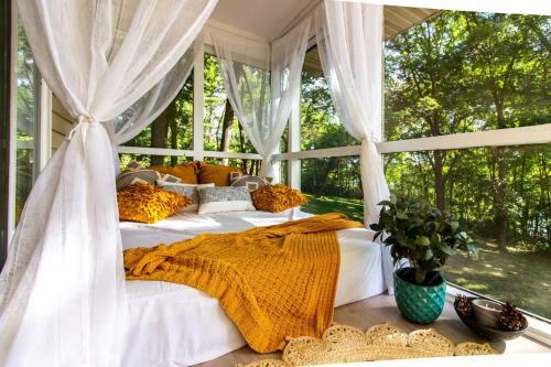Luxury Waterfront Villa Wth River Access & Hot-tub