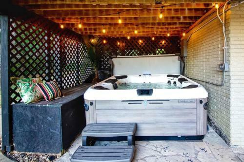 Luxury Waterfront Villa Wth River Access & Hot-tub