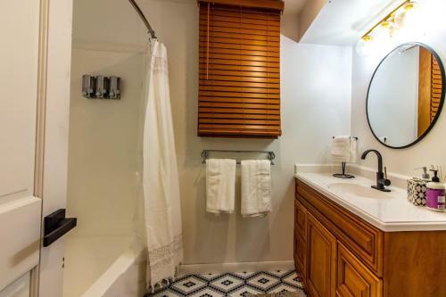 Luxury Waterfront Villa Wth River Access & Hot-tub