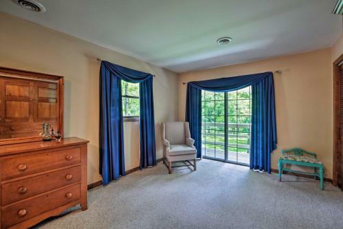 Waterfront Lake Barkley Home With Deck And Grill!