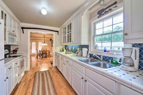 Bucolic Cottage With Fire Pit, 2 Mi To Marina!
