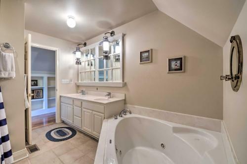 Bucolic Cottage With Fire Pit, 2 Mi To Marina!