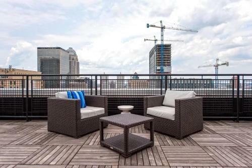 Cozysuites Modern Downtown Apartment