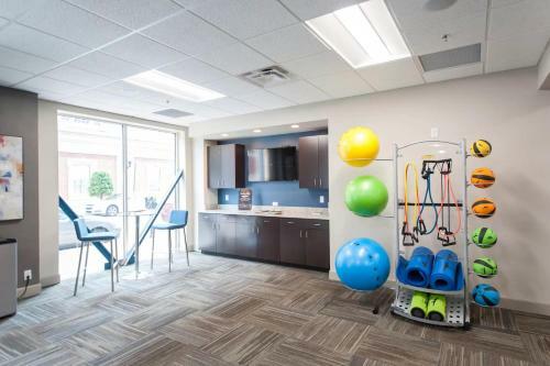 Cozysuites Modern Downtown Apartment