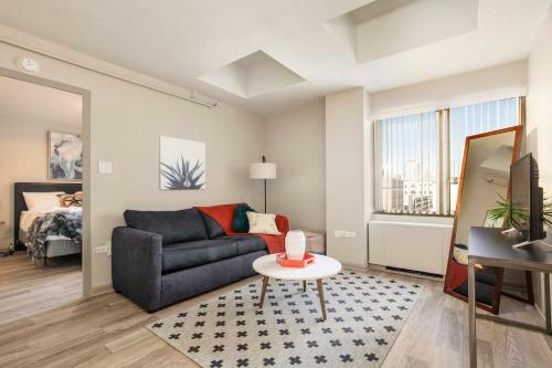 Cozysuites Modern Downtown Apartment