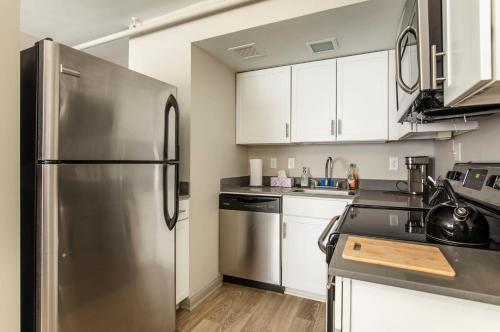 Cozysuites Modern Downtown Apartment