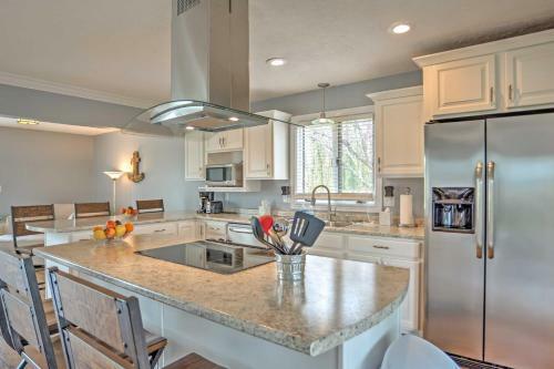 Monticello Home With Multi-level Deck On 2 And Acres!