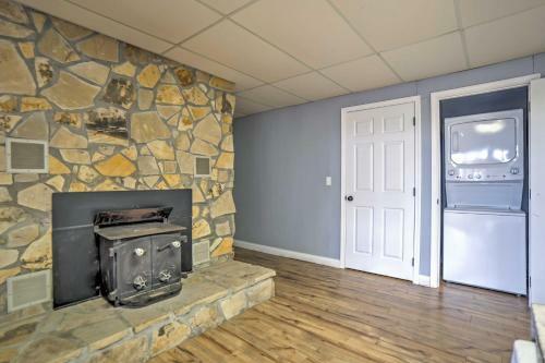 Monticello Home With Multi-level Deck On 2 And Acres!