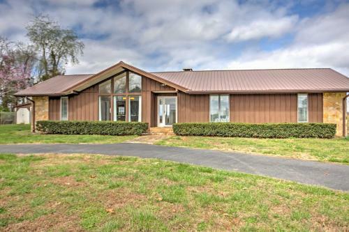 Monticello Home With Multi-level Deck On 2 And Acres!