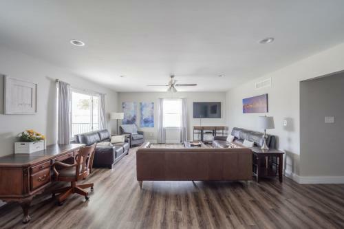 Closest Listing To The Ark, 2 Queen Beds