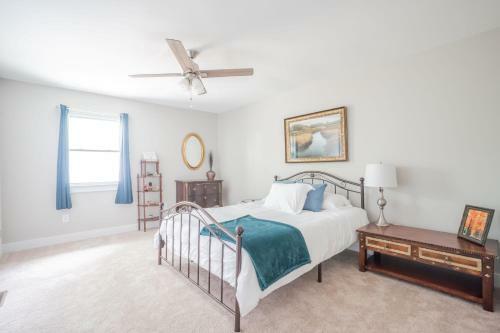Closest Listing To The Ark, 2 Queen Beds