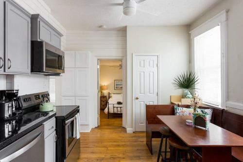 Bed & Breakfast 1858 Edgeland Avenue, Unit One
