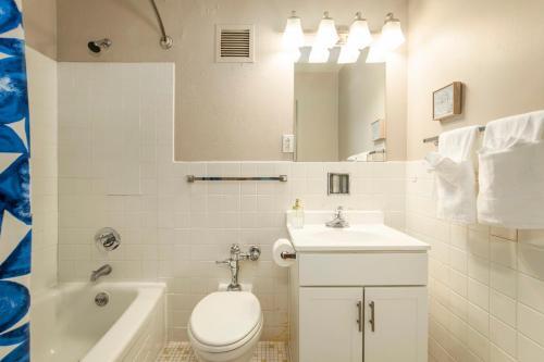 Two Cozysuites Modern Downtown Apartment