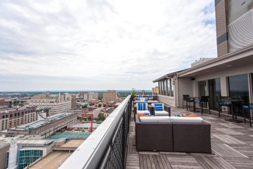 Two Cozysuites Modern Downtown Apartment