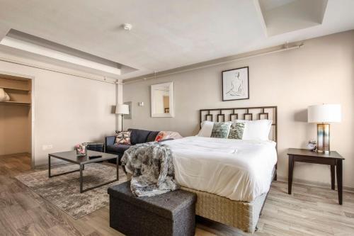 Two Cozysuites Modern Downtown Apartment