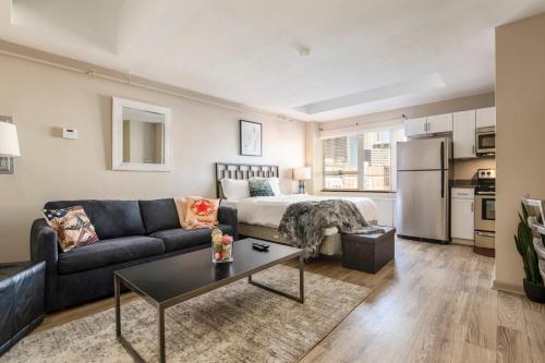 Two Cozysuites Modern Downtown Apartment
