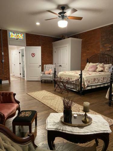 Bed & Breakfast Belle Louise Historic Guest House