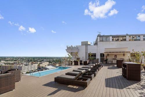 Boujee Condo, Sleeps 4, Roof Top Pool, Comfy Bed