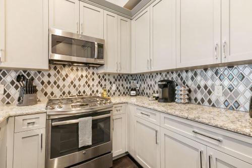 Lg Balcony Spacious Condo Walk Everywhere The Armstrong