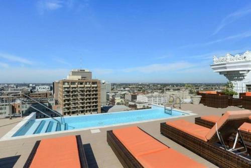 High-class Downtown High Rise Sleeps 8 W/ Pool