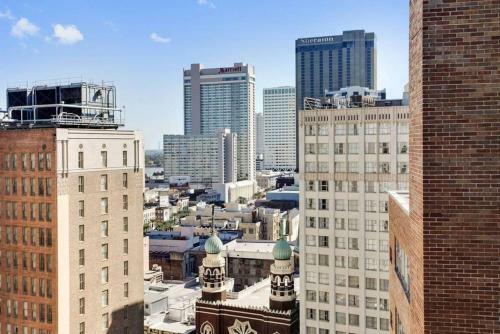 High-class Downtown High Rise Sleeps 8 W/ Pool