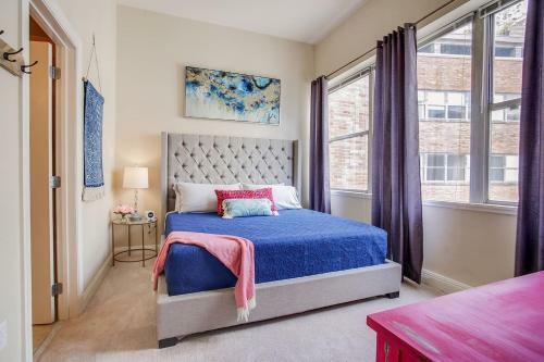 High-class Downtown High Rise Sleeps 8 W/ Pool