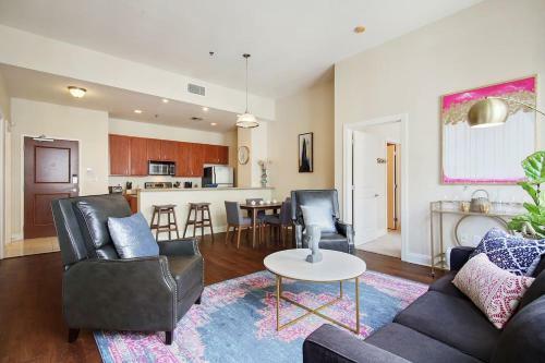 High-class Downtown High Rise Sleeps 8 W/ Pool