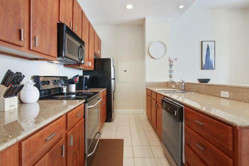 High-class Downtown High Rise Sleeps 8 W/ Pool