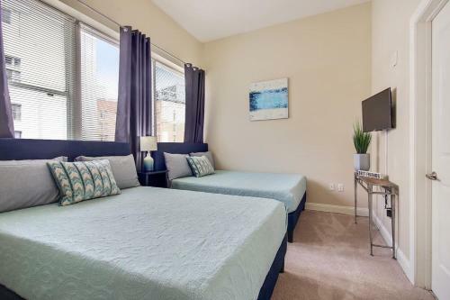 High-class Downtown High Rise Sleeps 8 W/ Pool