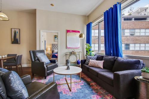 High-class Downtown High Rise Sleeps 8 W/ Pool