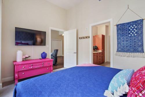 High-class Downtown High Rise Sleeps 8 W/ Pool