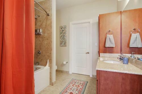 High-class Downtown High Rise Sleeps 8 W/ Pool