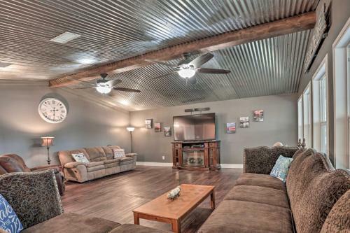 Ferriday Lakehouse Private Dock, Deck And Yard