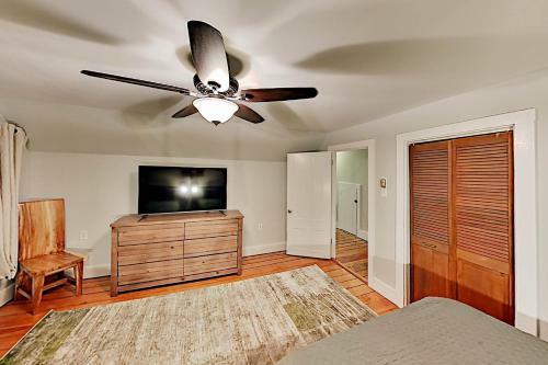 Charming Bayfront Escape - Walk To Dining Home