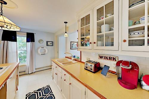 Multi-unit Harborfront Beauty - Private Dock, Kayaks Home