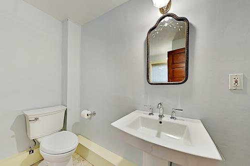 Multi-unit Harborfront Beauty - Private Dock, Kayaks Home