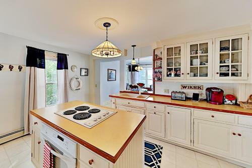Multi-unit Harborfront Beauty - Private Dock, Kayaks Home