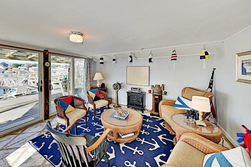 Multi-unit Harborfront Beauty - Private Dock, Kayaks Home