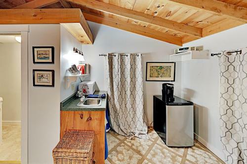 Multi-unit Harborfront Beauty - Private Dock, Kayaks Home