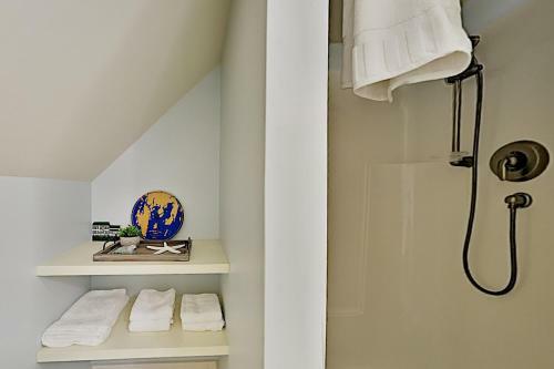 Multi-unit Harborfront Beauty - Private Dock, Kayaks Home
