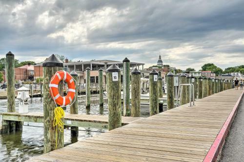 Apartamento Chic Condo With Balcony 1mi To Annapolis Harbor