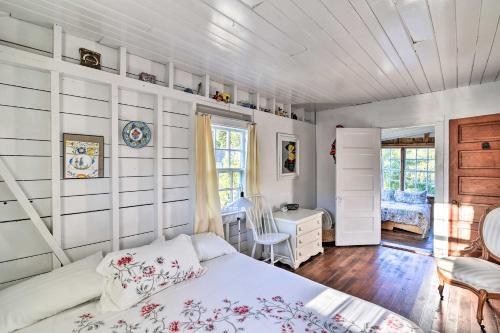 Scenic Oceanfront Cottage With Deck And Near Town