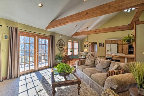 Private Family Home With Deck And Forest Views!